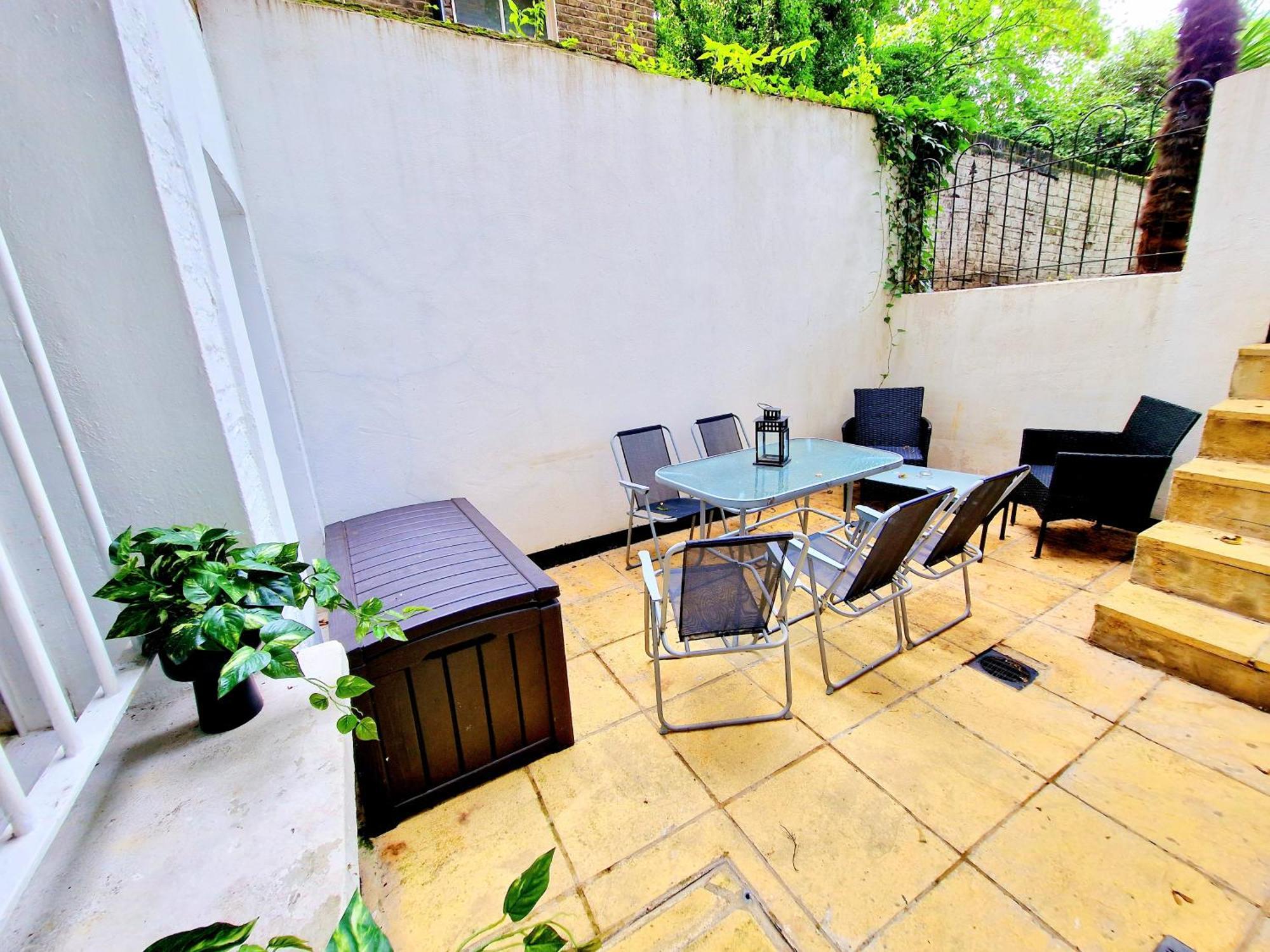 Spacious & Cosy 2 Bedroom Home Plus 2 Sofa-Beds With Private Entrance And Back Patio, 3 Min Walk To Earl'S Court Station Londra Esterno foto