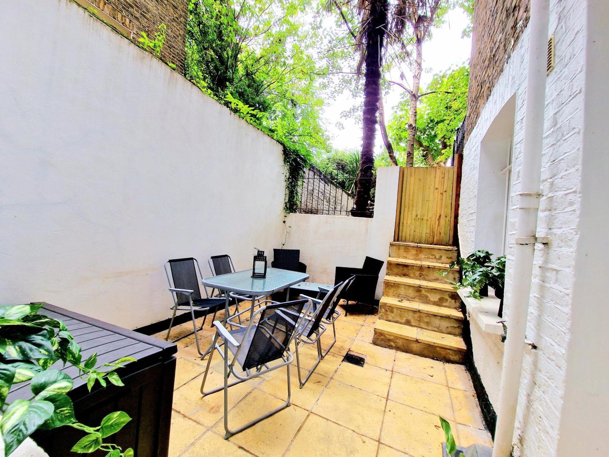 Spacious & Cosy 2 Bedroom Home Plus 2 Sofa-Beds With Private Entrance And Back Patio, 3 Min Walk To Earl'S Court Station Londra Esterno foto