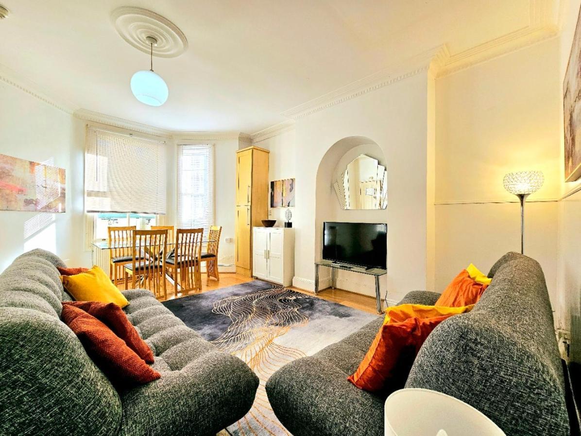 Spacious & Cosy 2 Bedroom Home Plus 2 Sofa-Beds With Private Entrance And Back Patio, 3 Min Walk To Earl'S Court Station Londra Esterno foto