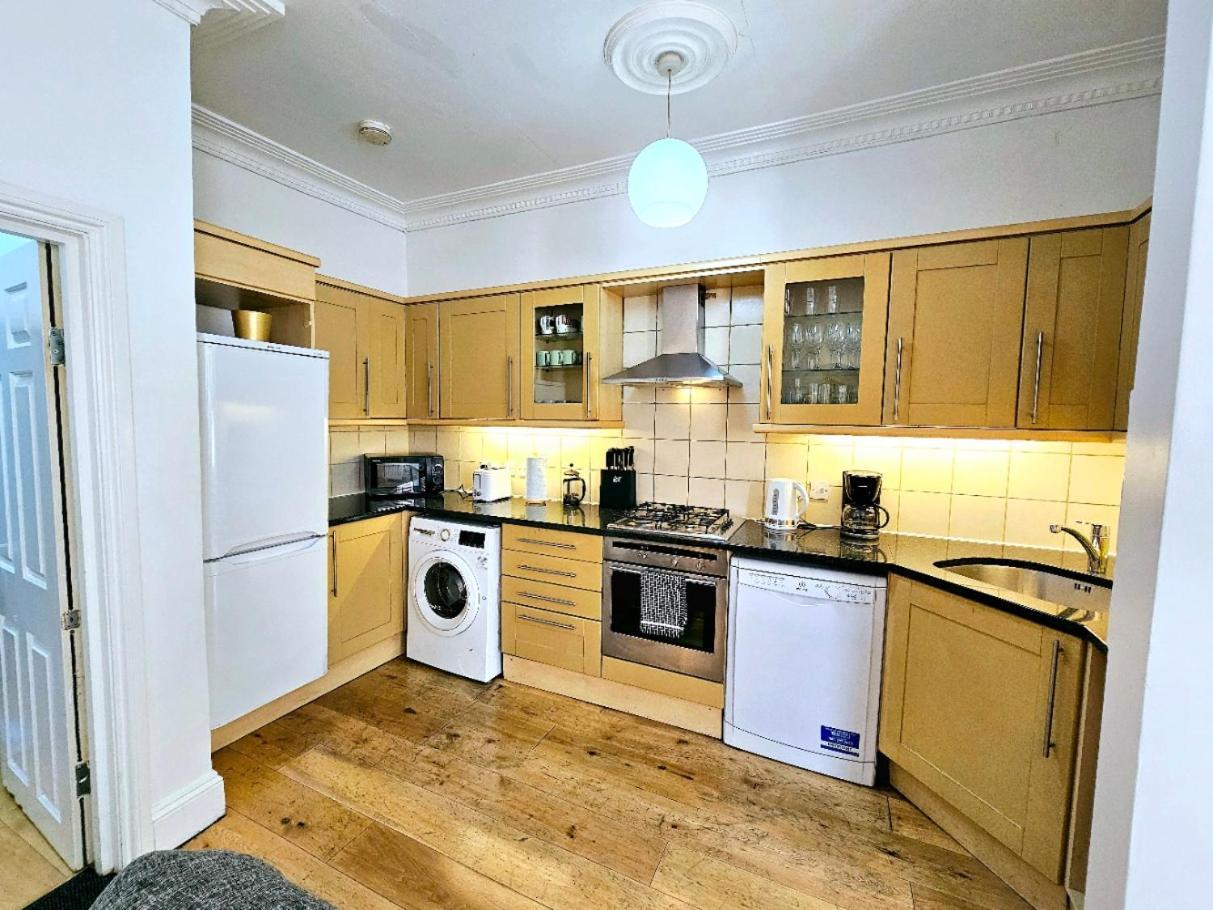 Spacious & Cosy 2 Bedroom Home Plus 2 Sofa-Beds With Private Entrance And Back Patio, 3 Min Walk To Earl'S Court Station Londra Esterno foto