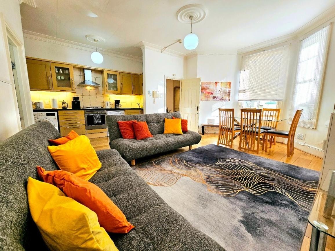 Spacious & Cosy 2 Bedroom Home Plus 2 Sofa-Beds With Private Entrance And Back Patio, 3 Min Walk To Earl'S Court Station Londra Esterno foto