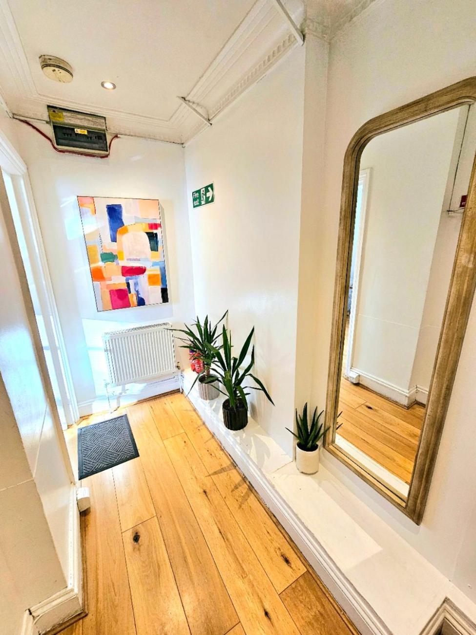 Spacious & Cosy 2 Bedroom Home Plus 2 Sofa-Beds With Private Entrance And Back Patio, 3 Min Walk To Earl'S Court Station Londra Esterno foto