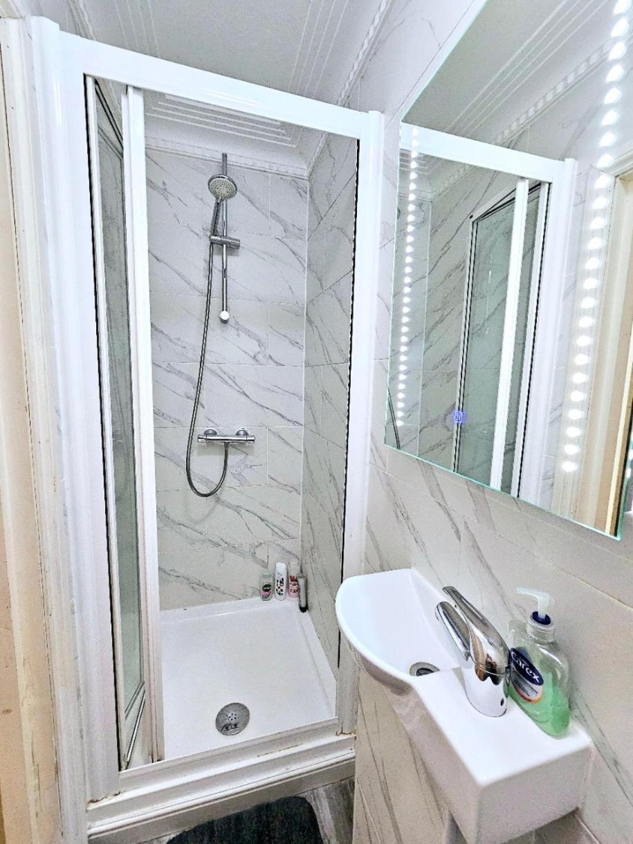 Spacious & Cosy 2 Bedroom Home Plus 2 Sofa-Beds With Private Entrance And Back Patio, 3 Min Walk To Earl'S Court Station Londra Esterno foto
