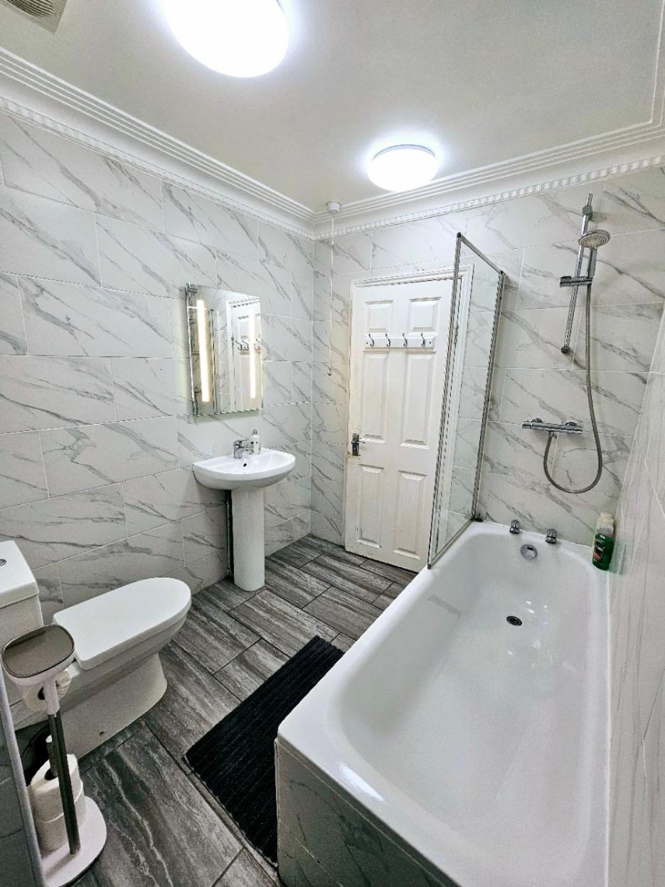 Spacious & Cosy 2 Bedroom Home Plus 2 Sofa-Beds With Private Entrance And Back Patio, 3 Min Walk To Earl'S Court Station Londra Esterno foto