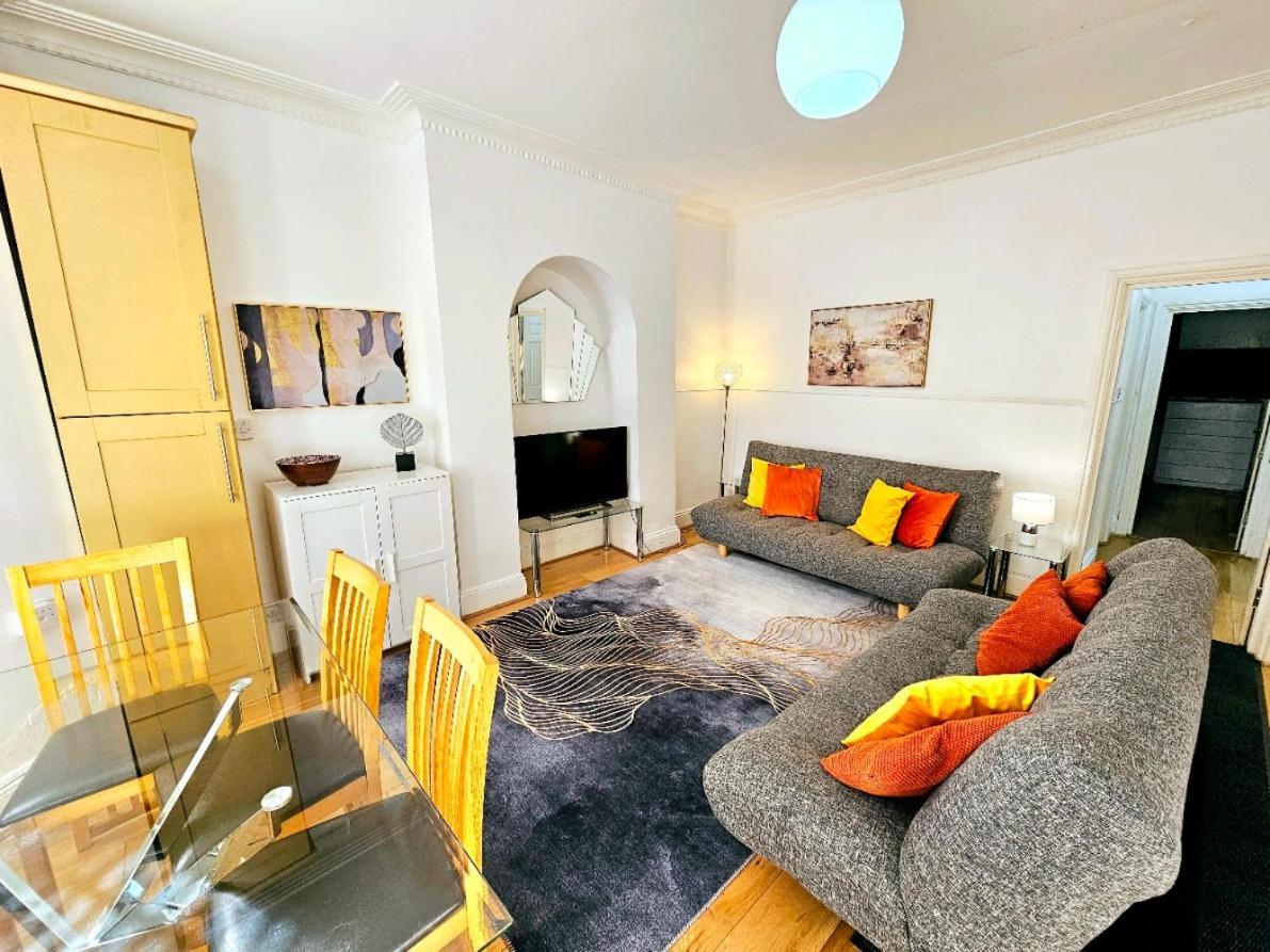 Spacious & Cosy 2 Bedroom Home Plus 2 Sofa-Beds With Private Entrance And Back Patio, 3 Min Walk To Earl'S Court Station Londra Esterno foto