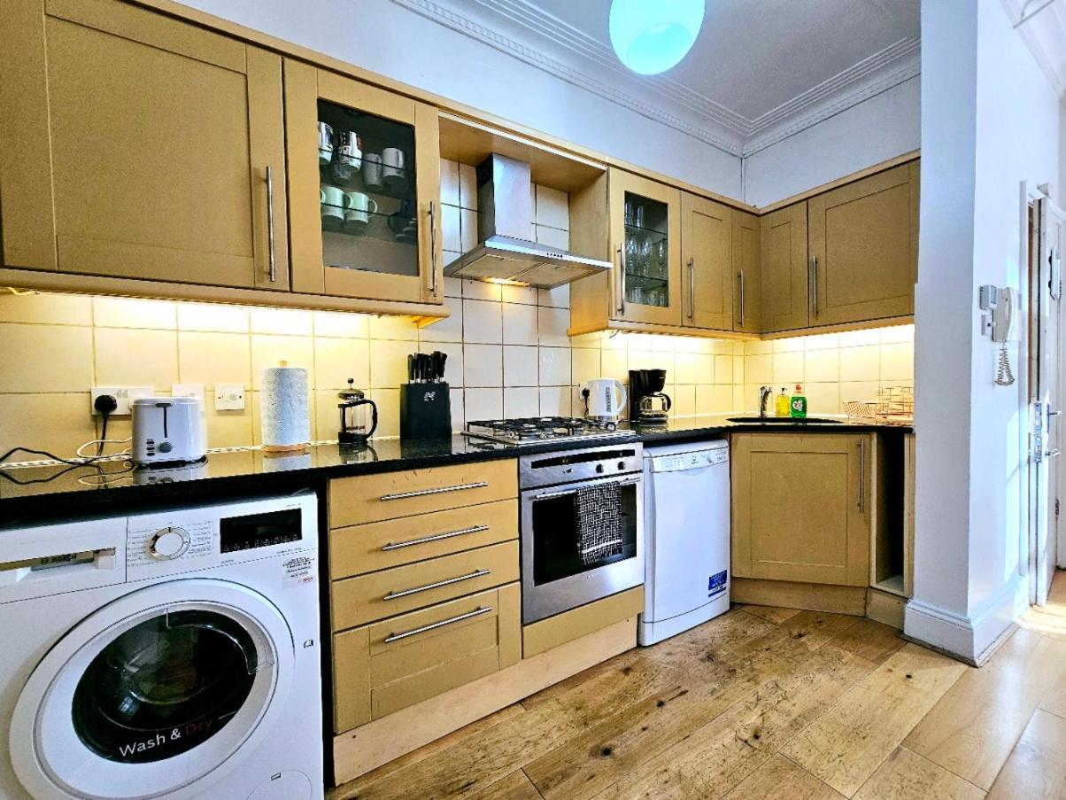 Spacious & Cosy 2 Bedroom Home Plus 2 Sofa-Beds With Private Entrance And Back Patio, 3 Min Walk To Earl'S Court Station Londra Esterno foto