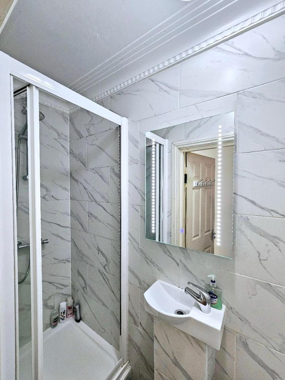 Spacious & Cosy 2 Bedroom Home Plus 2 Sofa-Beds With Private Entrance And Back Patio, 3 Min Walk To Earl'S Court Station Londra Esterno foto
