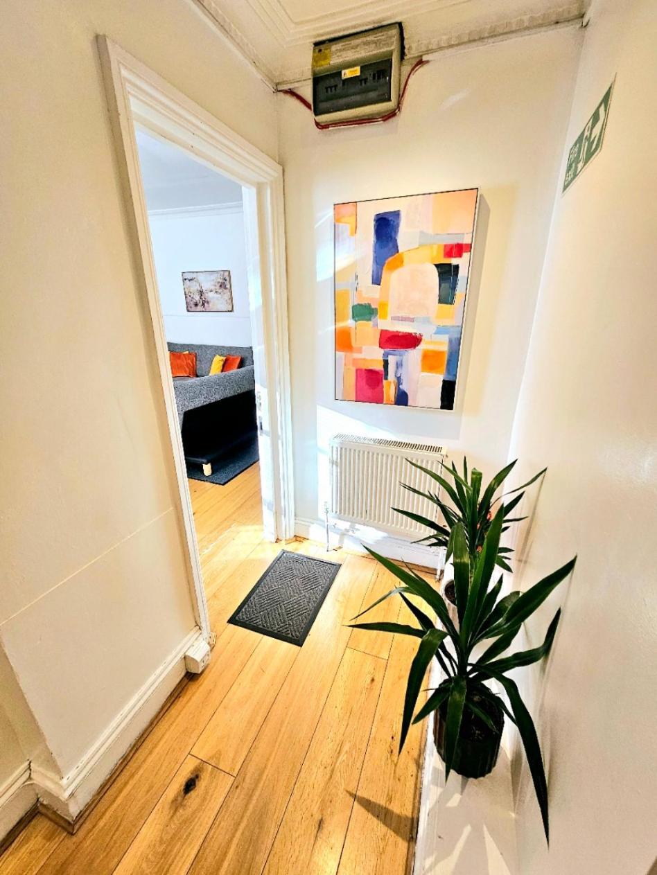 Spacious & Cosy 2 Bedroom Home Plus 2 Sofa-Beds With Private Entrance And Back Patio, 3 Min Walk To Earl'S Court Station Londra Esterno foto