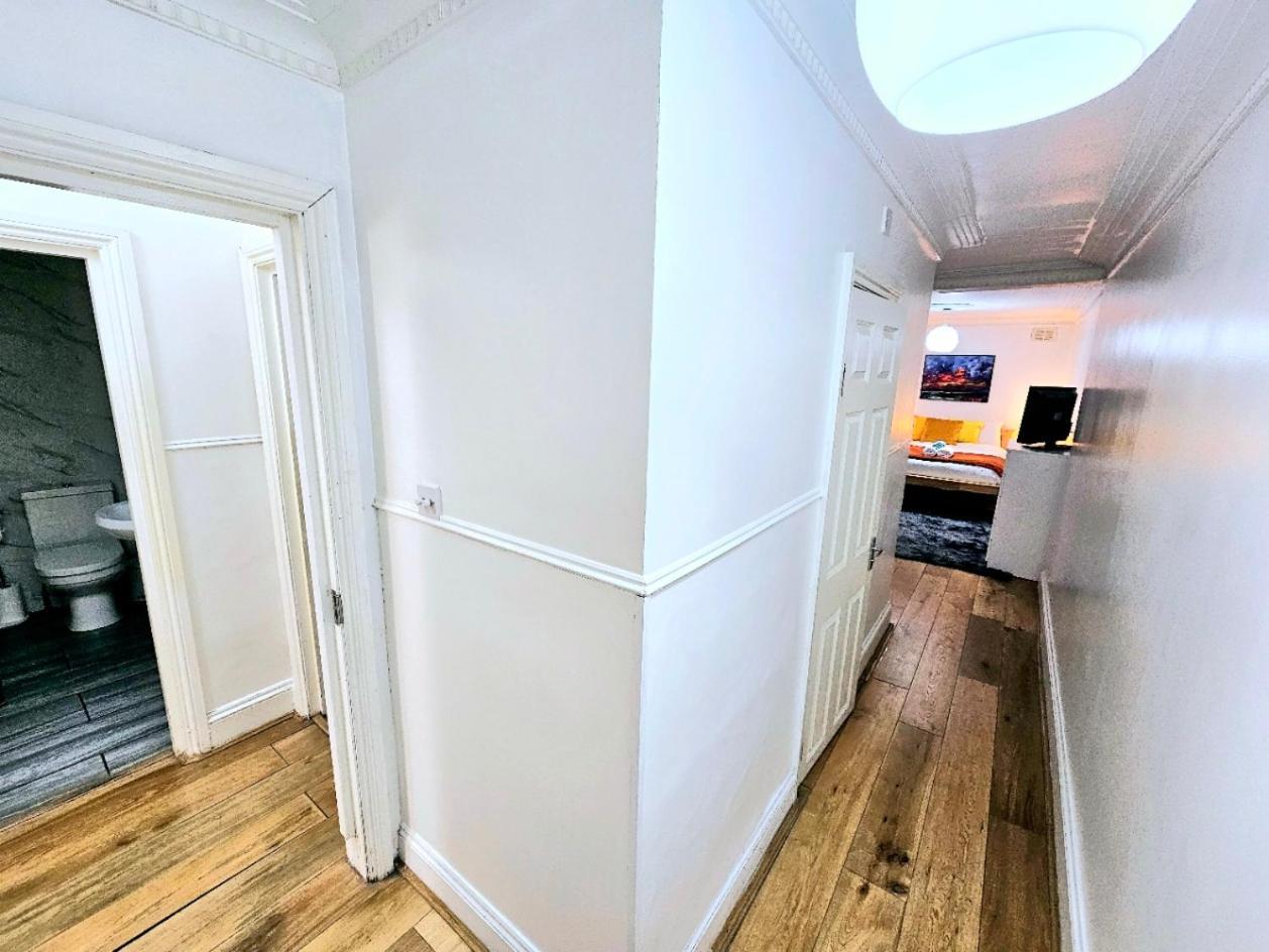 Spacious & Cosy 2 Bedroom Home Plus 2 Sofa-Beds With Private Entrance And Back Patio, 3 Min Walk To Earl'S Court Station Londra Esterno foto