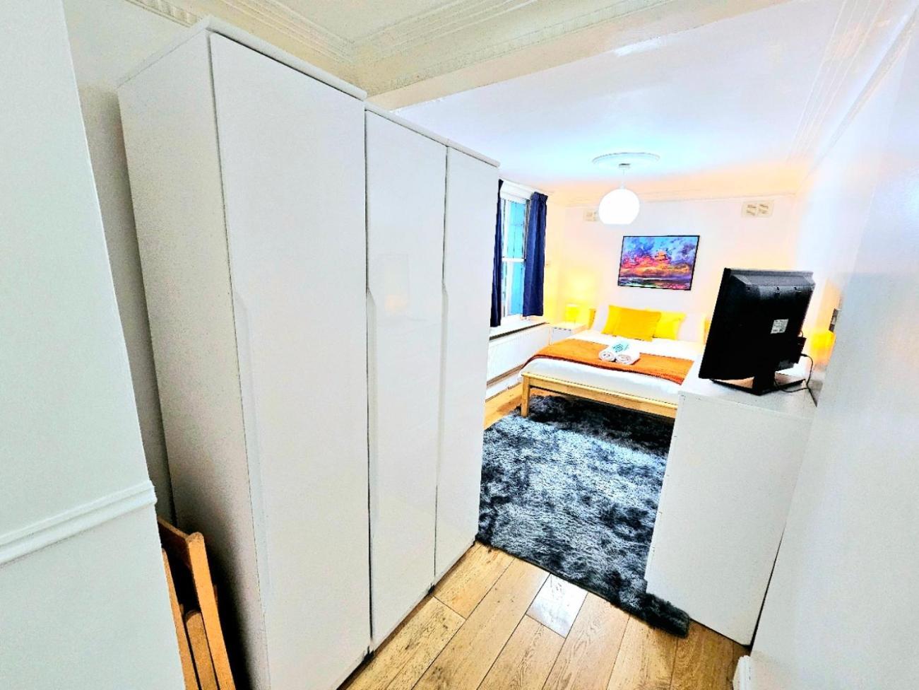 Spacious & Cosy 2 Bedroom Home Plus 2 Sofa-Beds With Private Entrance And Back Patio, 3 Min Walk To Earl'S Court Station Londra Esterno foto