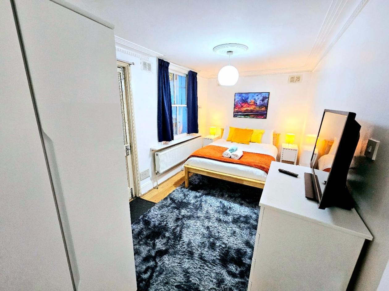 Spacious & Cosy 2 Bedroom Home Plus 2 Sofa-Beds With Private Entrance And Back Patio, 3 Min Walk To Earl'S Court Station Londra Esterno foto