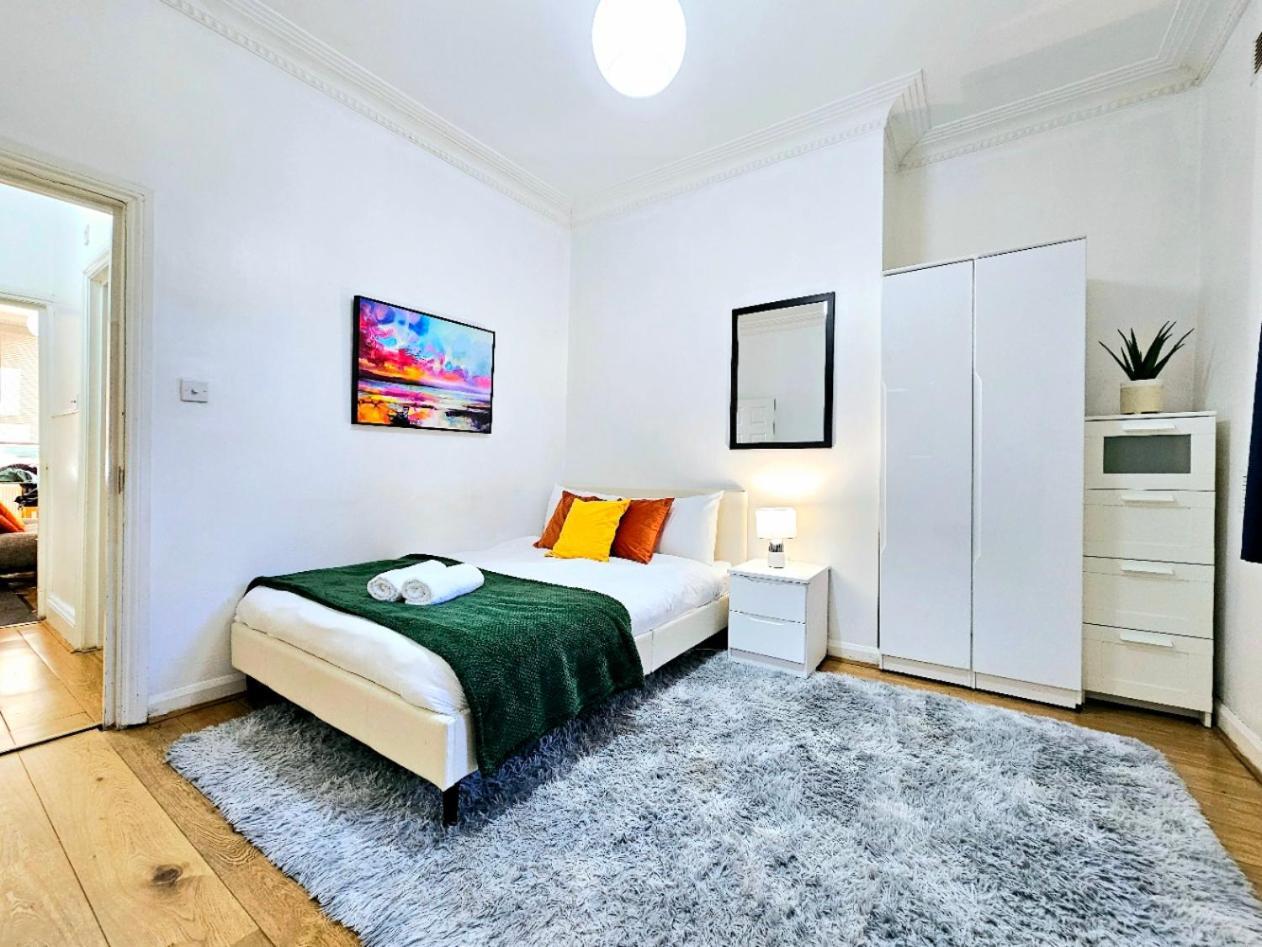 Spacious & Cosy 2 Bedroom Home Plus 2 Sofa-Beds With Private Entrance And Back Patio, 3 Min Walk To Earl'S Court Station Londra Esterno foto