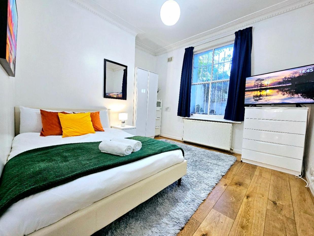 Spacious & Cosy 2 Bedroom Home Plus 2 Sofa-Beds With Private Entrance And Back Patio, 3 Min Walk To Earl'S Court Station Londra Esterno foto