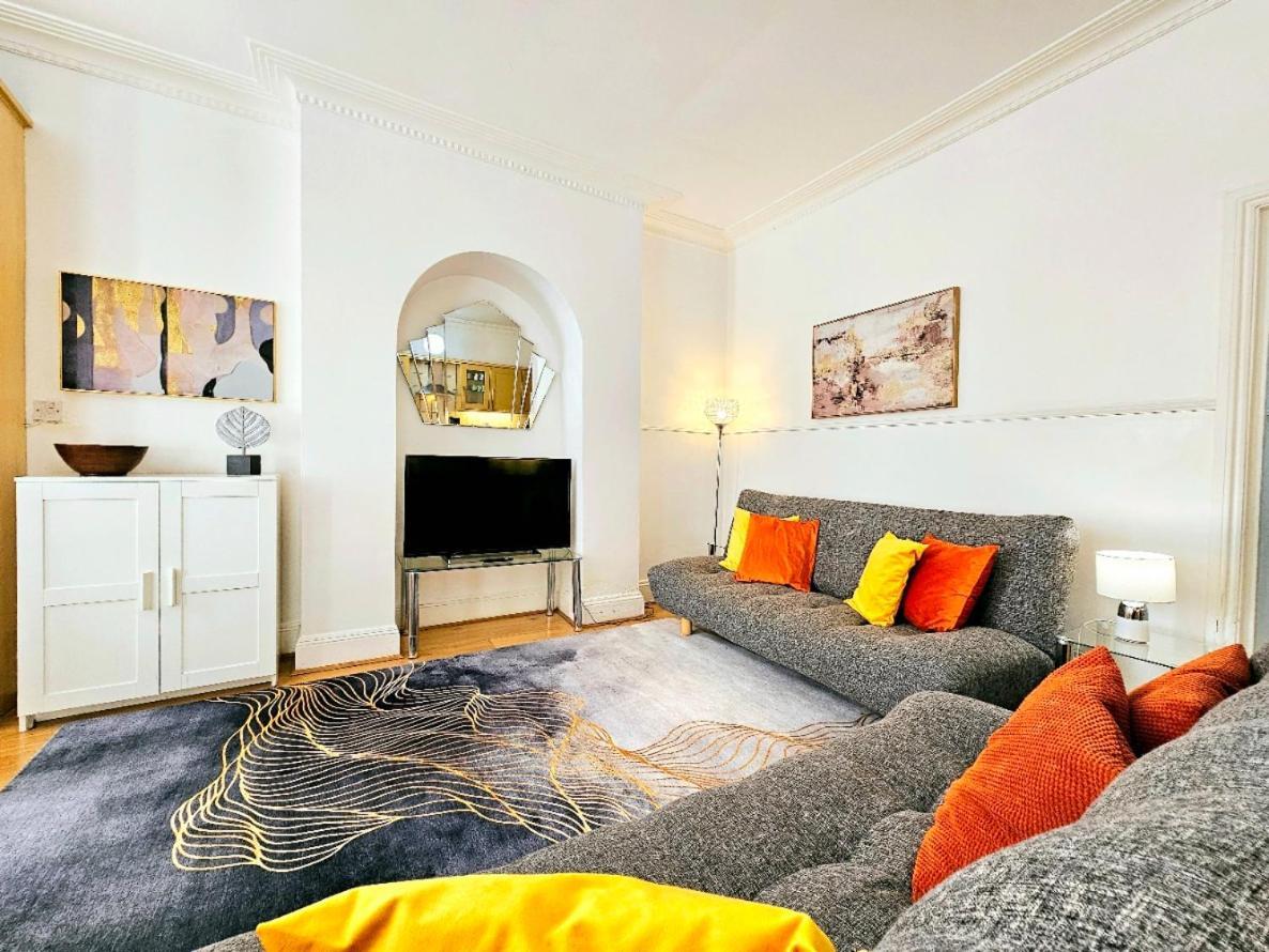 Spacious & Cosy 2 Bedroom Home Plus 2 Sofa-Beds With Private Entrance And Back Patio, 3 Min Walk To Earl'S Court Station Londra Esterno foto