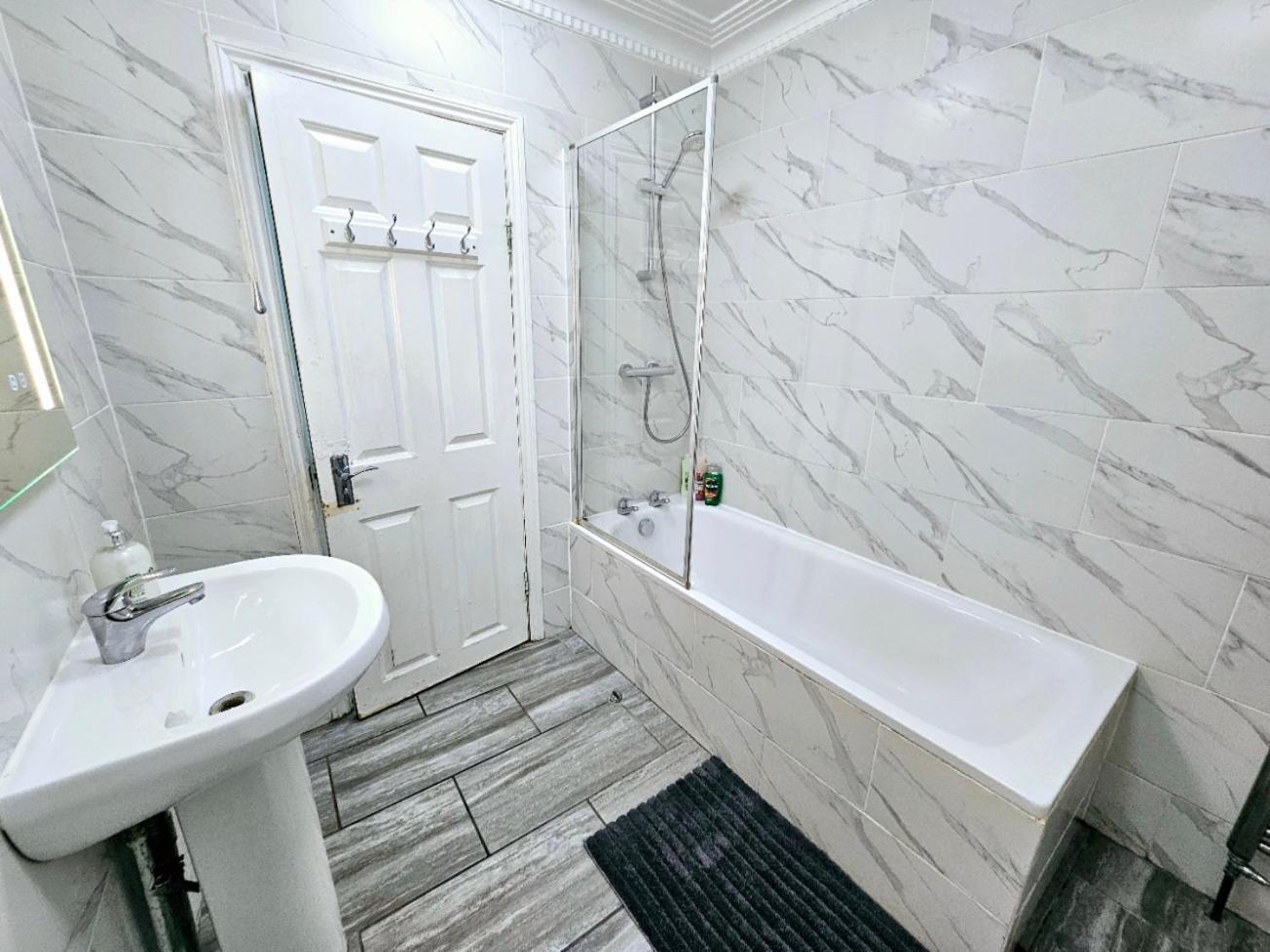 Spacious & Cosy 2 Bedroom Home Plus 2 Sofa-Beds With Private Entrance And Back Patio, 3 Min Walk To Earl'S Court Station Londra Esterno foto