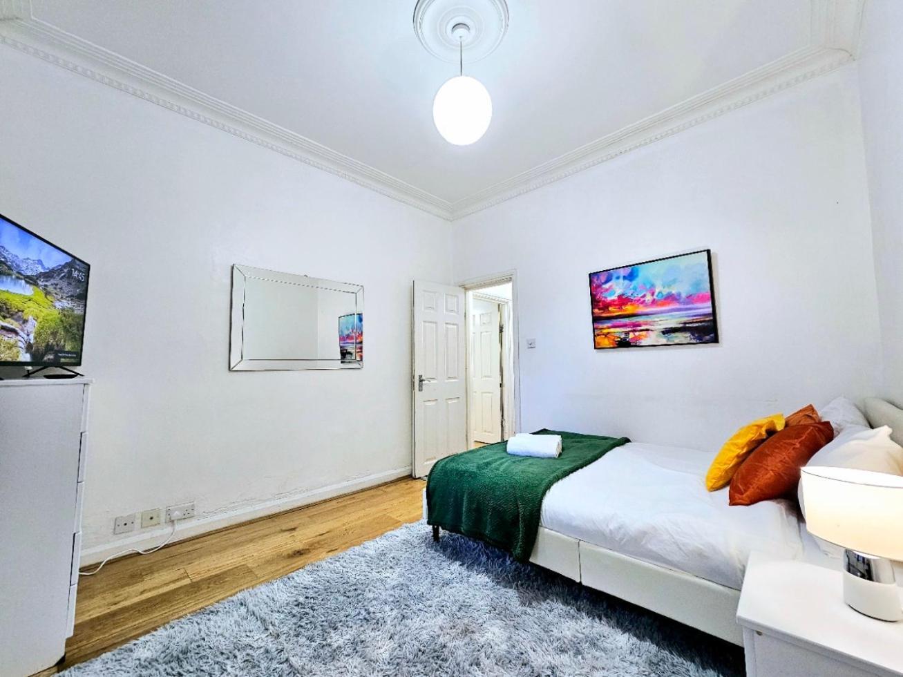 Spacious & Cosy 2 Bedroom Home Plus 2 Sofa-Beds With Private Entrance And Back Patio, 3 Min Walk To Earl'S Court Station Londra Esterno foto