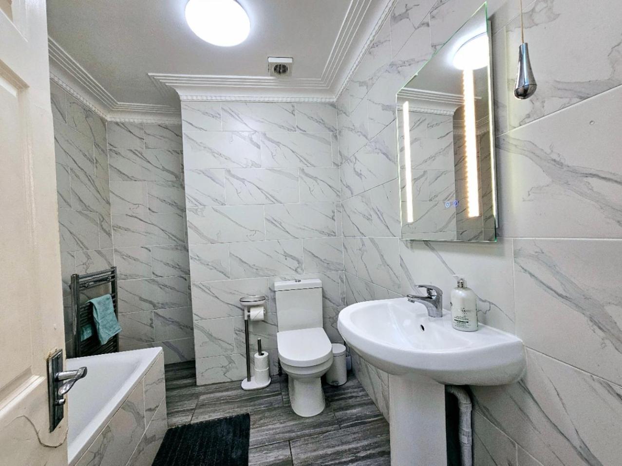 Spacious & Cosy 2 Bedroom Home Plus 2 Sofa-Beds With Private Entrance And Back Patio, 3 Min Walk To Earl'S Court Station Londra Esterno foto